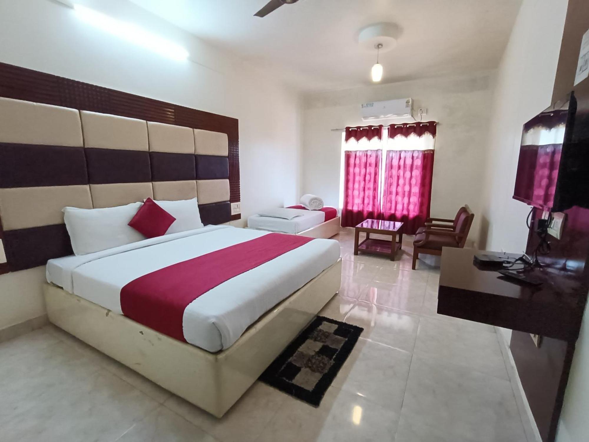 Hotel New Rajdarshan มาดิเครี ภายนอก รูปภาพ