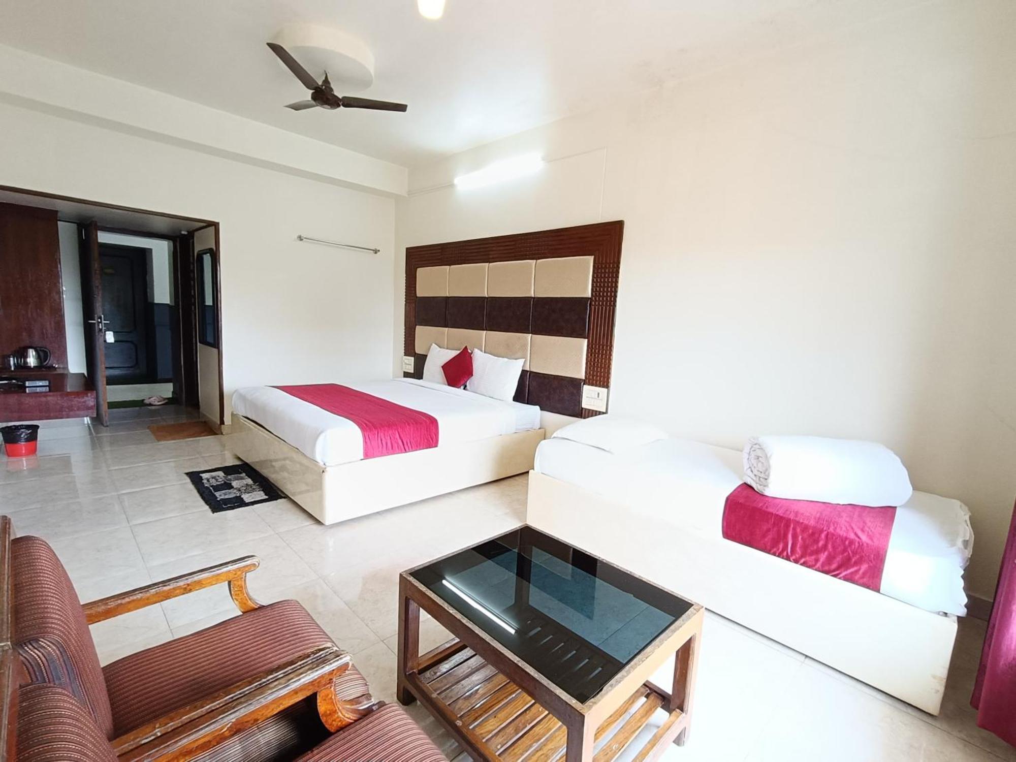 Hotel New Rajdarshan มาดิเครี ภายนอก รูปภาพ