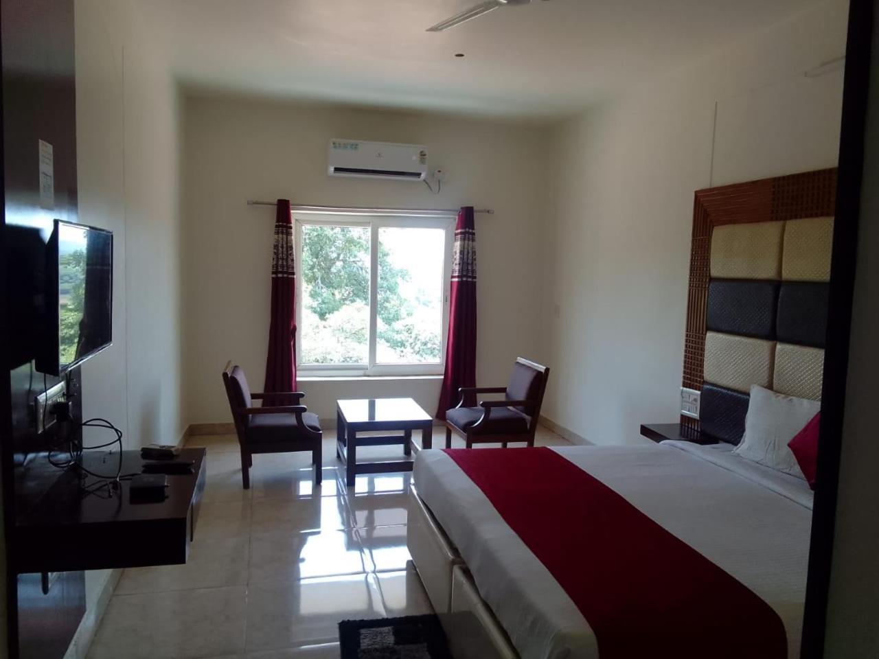 Hotel New Rajdarshan มาดิเครี ภายนอก รูปภาพ