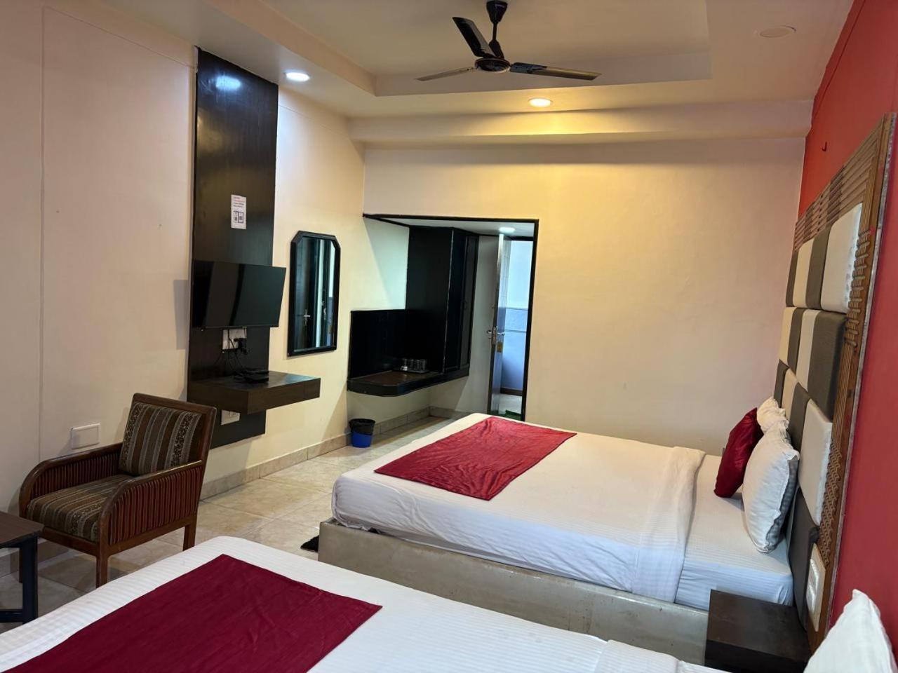 Hotel New Rajdarshan มาดิเครี ภายนอก รูปภาพ