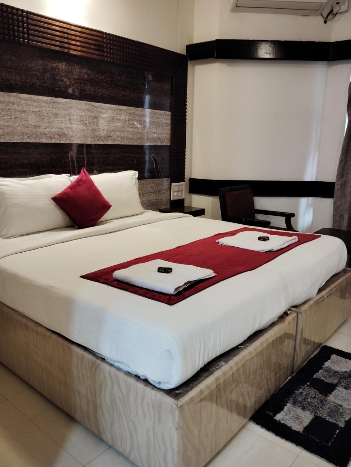 Hotel New Rajdarshan มาดิเครี ภายนอก รูปภาพ