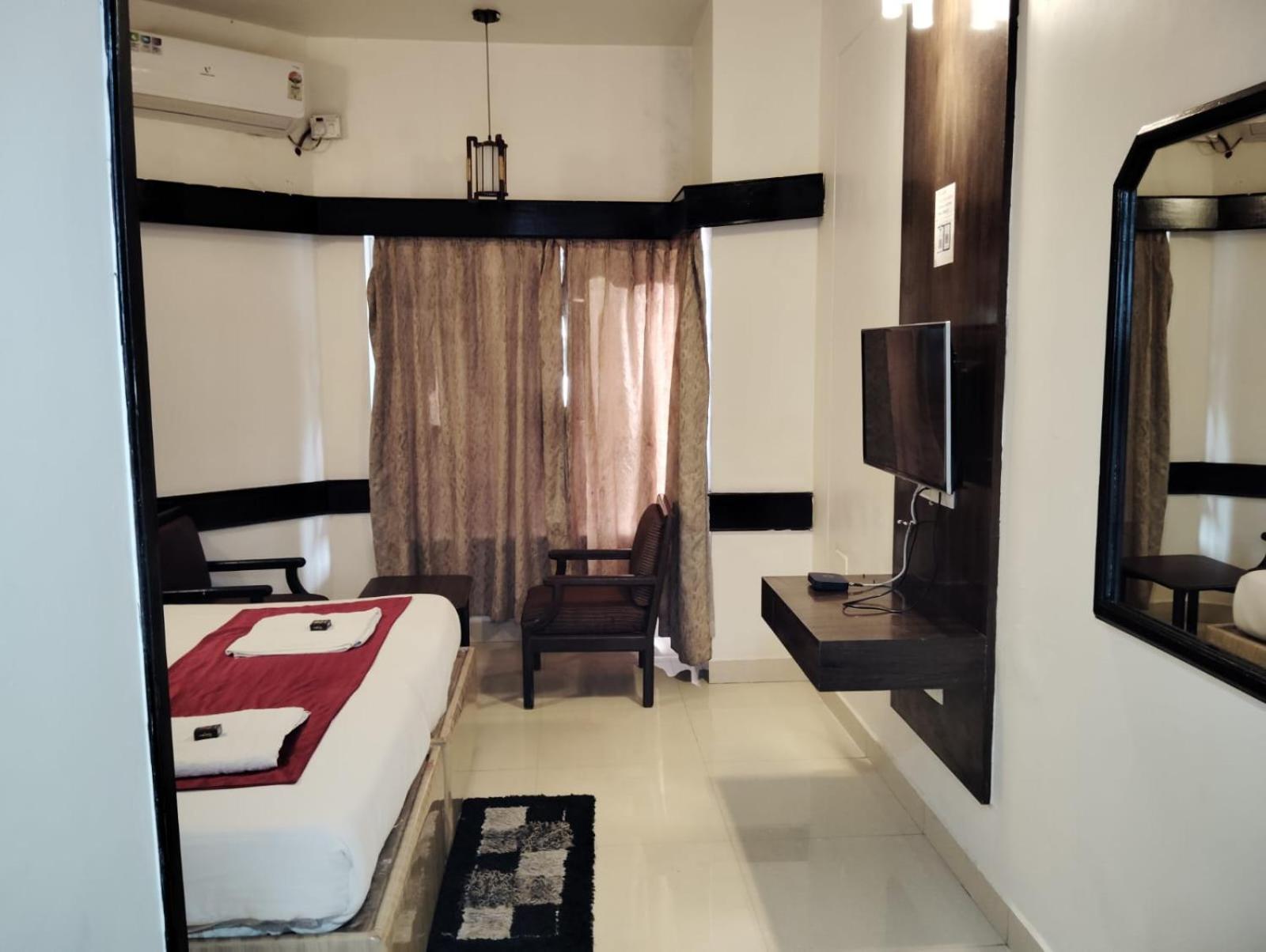 Hotel New Rajdarshan มาดิเครี ภายนอก รูปภาพ