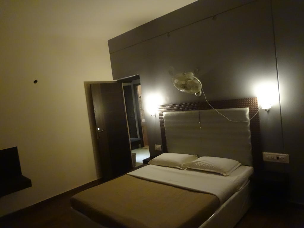 Hotel New Rajdarshan มาดิเครี ภายนอก รูปภาพ